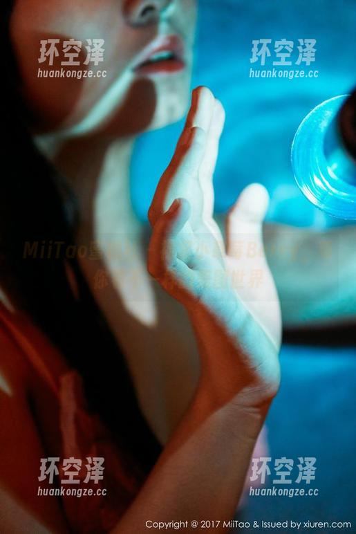 MiiTao蜜桃社-小草莓Berry MiiTao蜜桃社 - 裸足小草莓Berry,带你看不一样的美图世界