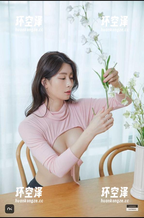 Min.E(민이)的泳衣日记：原图滋润，壁纸收藏必备，让你时刻感受海滨的气息。