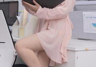Xiuren秀人网 - 套装里的陈柒柒：写真就该如此自然，简直撩人又亲切。