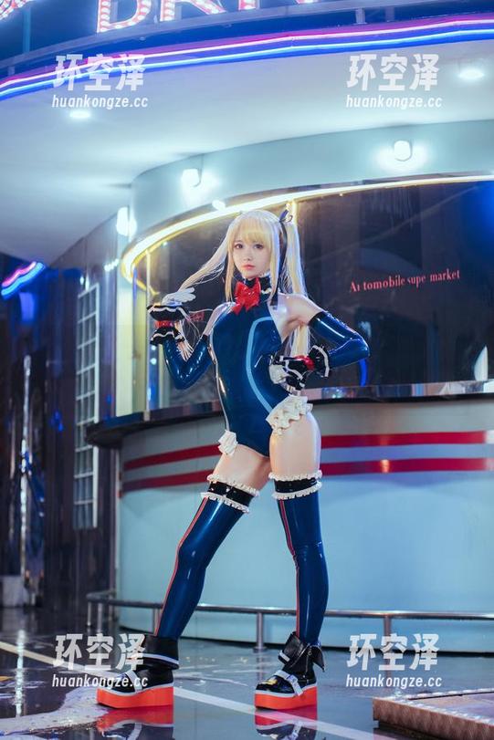 izumi泉桃子 作品赏析:izumi泉桃子在皮衣中重塑cos的边界