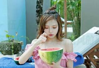 嗲囡囡 - 伍月yuer的女仆图集：看她如何在风中摇曳，犹如随风的羽毛