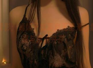 走出阴影：嫣嫣子狐巫女无圣光合集，性感与魔法并存。