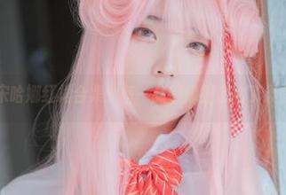 看！最新宋哈娜红裙合集：每一张都像是亲吻了晨露的灵动。