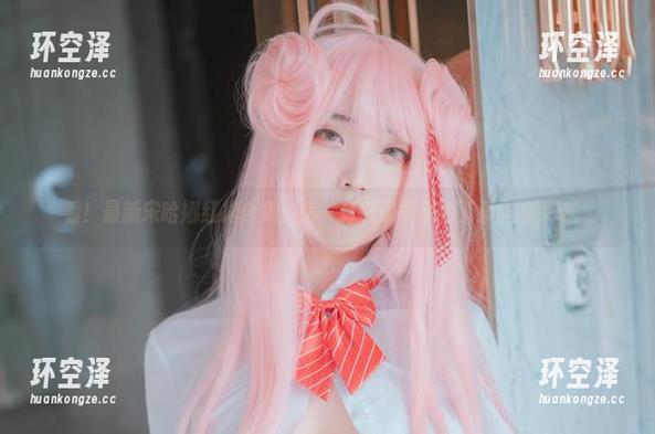 看！最新宋哈娜红裙合集：每一张都像是亲吻了晨露的灵动。