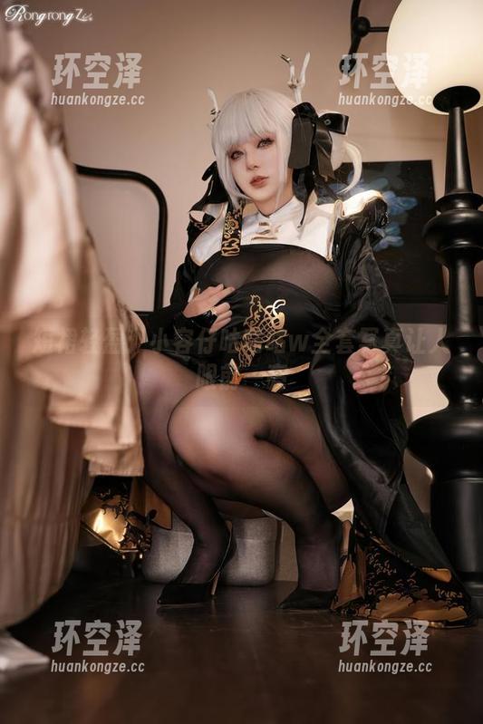 短裙轻盈：小容仔咕咕咕w全套写真让人眼前一亮