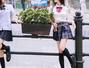 尤蜜荟 - 白衬衫下的张思允Nice：图库中的微妙暗潮