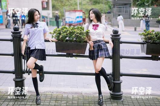 尤蜜荟-张思允Nice 尤蜜荟 - 白衬衫下的张思允Nice:图库中的微妙暗潮