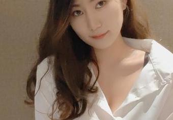 办公室里的星澜想来杯珍珠奶茶：写真和工作表情包，双向奔赴的幽默！