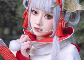 一触即发的美感，桃墨公子的免费丝袜图册等你来翻阅！