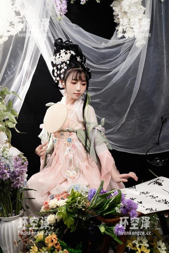 爆机少女喵小吉 在图库的缝隙中,爆机少女喵小吉的白丝透出了一点神秘感