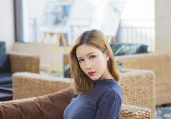 爱蜜社 - 看！冰冰儿穿白衬衫，私拍里的那一瞬间让我停住了！