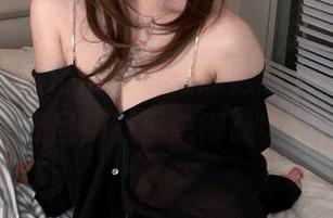 高清窥探狐洛洛子：我的居家女友，心情像日转月，似乎总得让人揣摩。