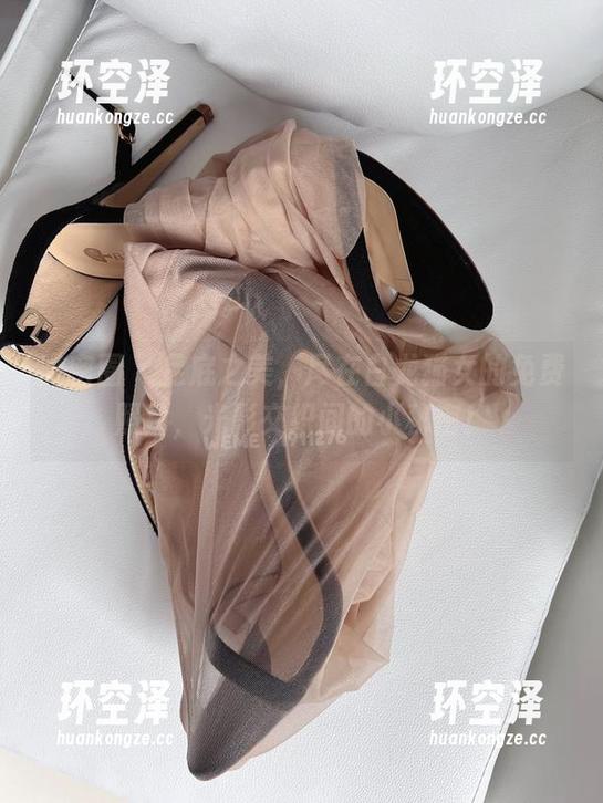 白龙猫女 微密圈 - 足底之美,尽在白龙猫女的免费照片,光影交织间的小秘密!
