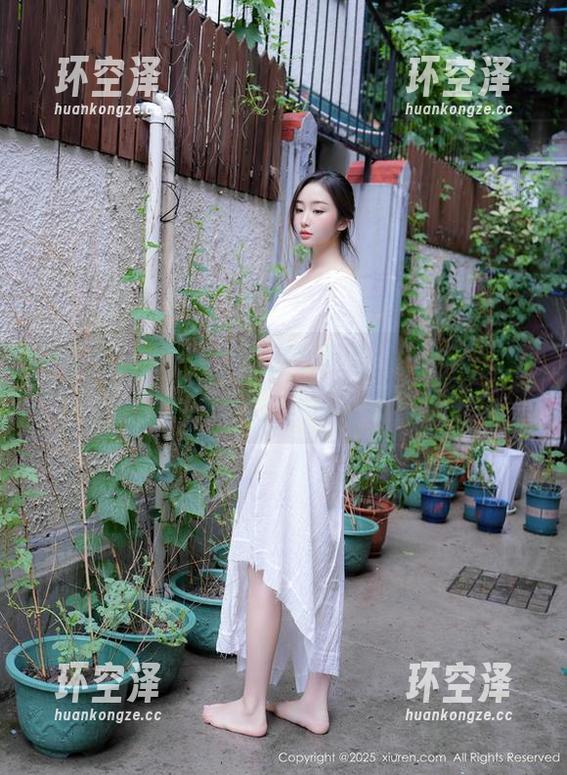 秀人网 - z杯悠悠的清纯写真，眼神里透着一丝“你再看我就不客气”