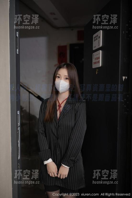 秀人网-温妮 秀人网 - 红裙下的温妮:写真资源里的时尚小秘密,你猜她的红裙是不是跟番茄有关?