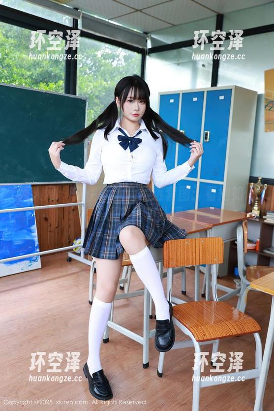 秀人网 - 陈伊人泳池精选套图：看她如何在水中优雅扑通