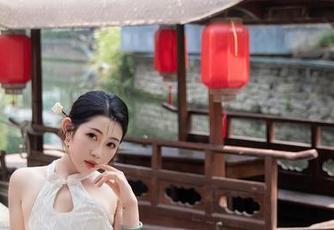 秀人网 - 困在办公室？雅茹老师的比基尼写真分享让你瞬间假期在线！