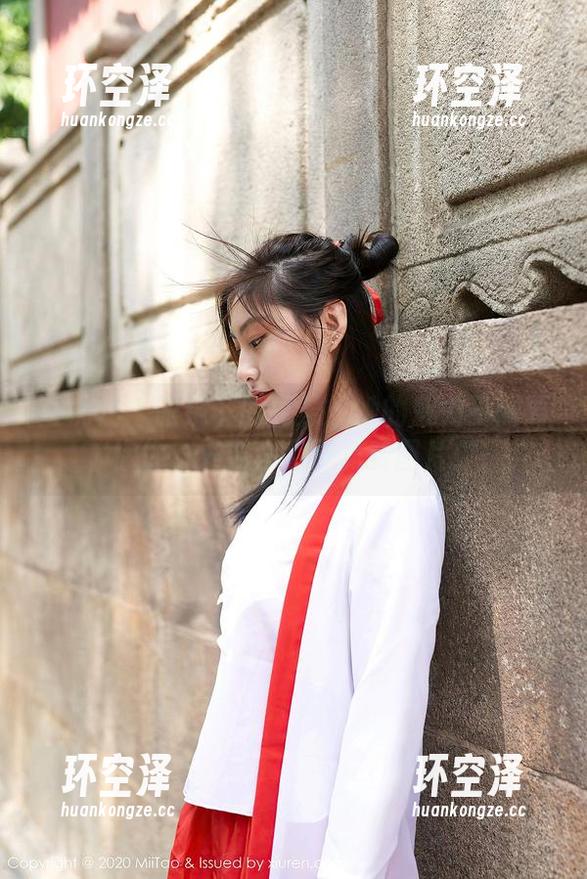 蜜桃社 - 眼镜下的真希：她的魅力不需要标价，只要你点开免费图片！