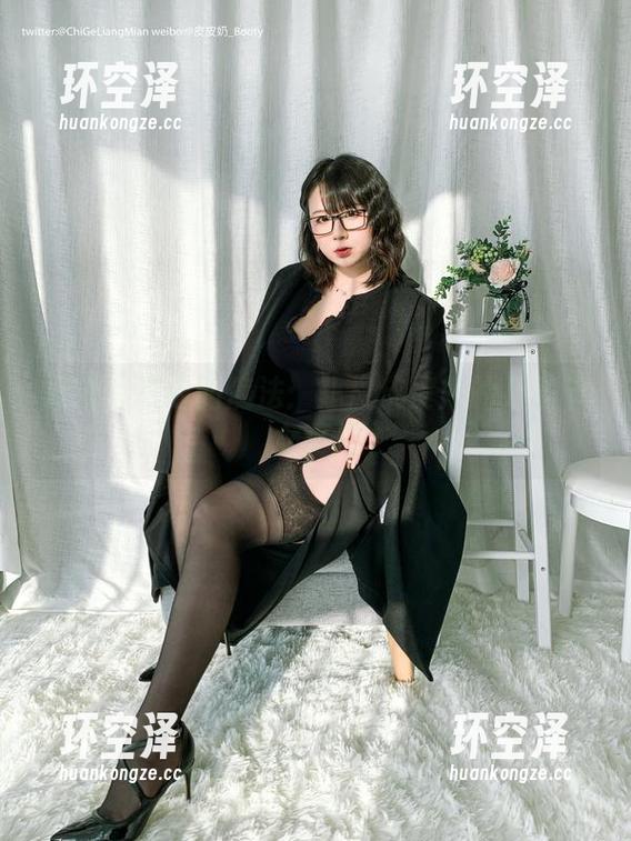 超皮皮皮奶 高清写真中的魔法:超皮皮皮奶的万圣节女巫们