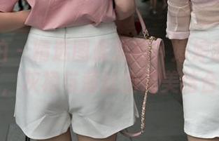 魔镜街拍 - 精选图库推荐：婷婷的午后美照，灰裙与薄丝的完美结合！