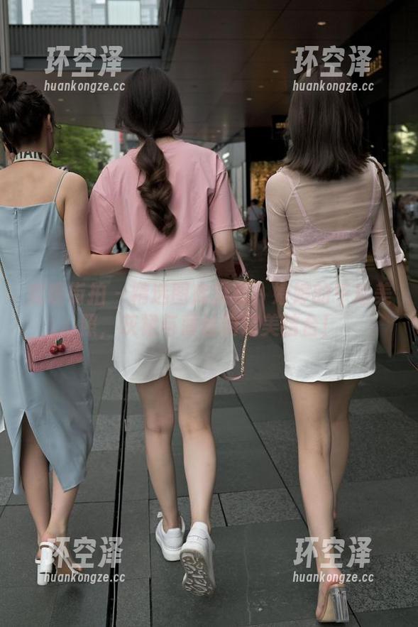 魔镜街拍-婷婷 魔镜街拍 - 精选图库推荐:婷婷的午后美照,灰裙与薄丝的完美结合!